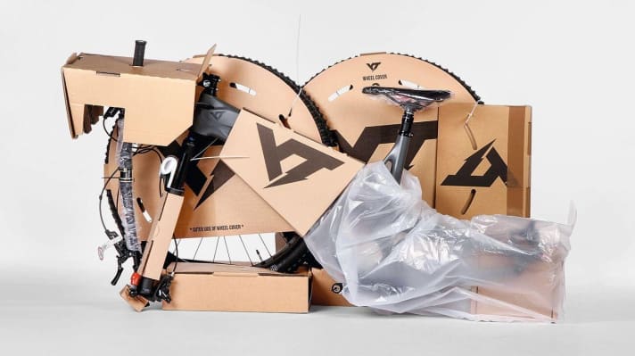 YT has by far the most modern and emotional site for presenting its products. The confirmation of our order immediately after purchase promised a delivery time of 21 days. And after exactly 21 days, the parcel carrier arrived on our doorstep with the Jeffsy 29 CF Comp XL we had ordered.