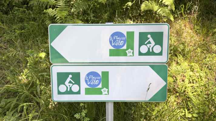 The "La Flow Vélo" cycle path runs through the Dordogne and the Périgord. If you follow it further, you will reach the Atlantic coast.