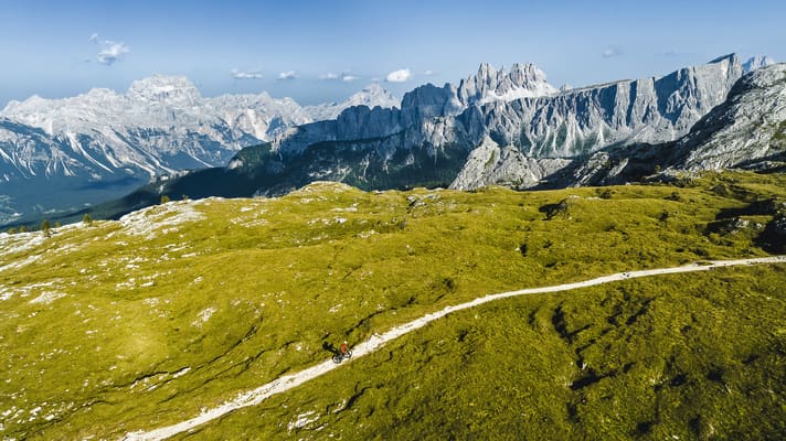 Day two starts with the eternally long descent on the famous Strada de la Vena and ends with a sensational enduro trail back to Cortina.