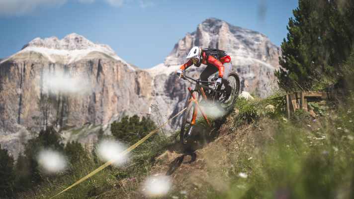 Für die Enduro-WM werden die Trails aufpoliert und auch noch mal neue Lines angelegt.
