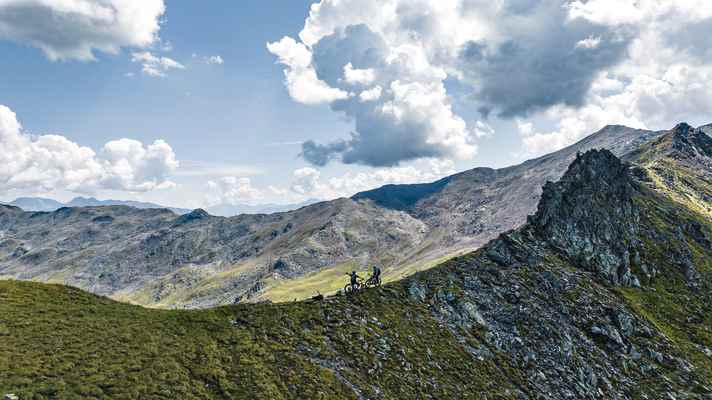 Was für eine epische Begegnung auf der Rasasserscharte: Wenige Sekunden vor diesem Foto wurden Claus und Stefan fast von einem tieffliegenden Bartgeier abgeräumt.