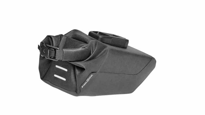 Klick und fest: Die neue Fidlock Saddle Bag sitzt dank patentiertem Magnetverschluss sicher unterm Sattel und bietet Stauraum für das Nötigste unterwegs.