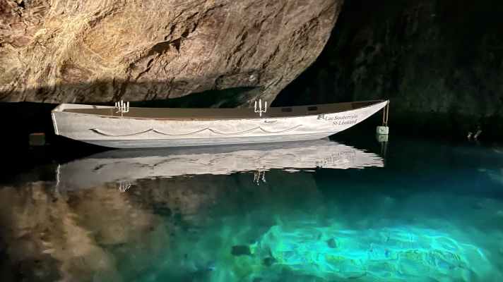 Der Lac Souterrain, der größte unterirdische See Europas , ist eine willkommene Abkühlung im heißen Rhonetal.