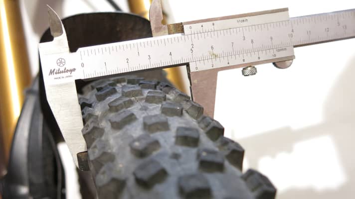   Fällt schmal aus: Die 2,25 Zoll-Version des Hutchinson Toro Enduro ist 51 mm breit.