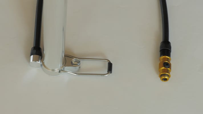   Der ausklappbare Standfuß der Lezyne-Pumpe links, das Schraubventil mit Ablassknopf rechts.