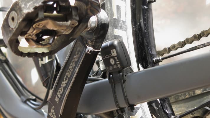   Der Trittfrequenzsensor muss an Kettenstrebe und Kurbelarm montiert werden.