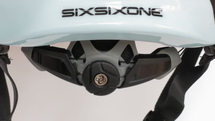   The Boa fastener on the 661 Evo AM encloses the head evenly, only with extremely fast strokes is the closing force not sufficient and it tends to slip a little.