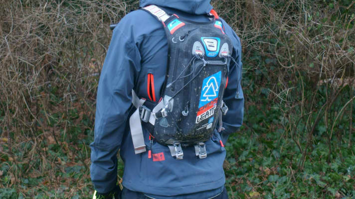   Depending on the carrying system, the backpack can cover the ventilation slots of the Specialized 3L Tech.