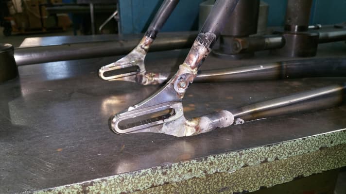   Ja, es ist mein Baby! Kein Zweifel. Da! Die Singlespeed-typischen Schlittenausfallenden. Und dort, die verschraubbare Öffnung zum Einfädeln des Riemens. Die Werkstatt von Roberto Bressan befindet sich in Verona, knapp 400 Kilometer weg. Doch es ist, wie bei der Geburt seines Kindes dabei zu sein. Vor Rührung schwappert mir fast eine Träne aus dem Augenwinkel.