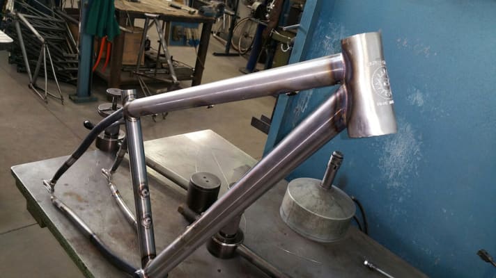   Oh, how nice: an engraved head tube logo! What irritates me a little: The tubes look pretty chunky for being made of steel. Almost as bulky as those of a '93 Klein Attitude. Interesting, really very interesting.