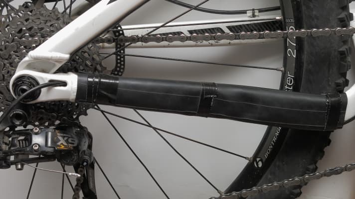   Bombenfest lässt sich der Schlauch an der Kettenstrebe mit Kabelbindern fixieren.