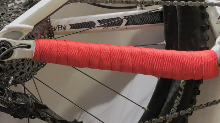   Am besten nimmt man schwarzes Lenkerband, da Öl und Kettenschmiere darauf am wenigsten zu sehen sind.