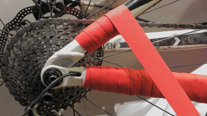   Wer auch den unteren Teil der Sitzstrebe schützen will, kann das Lenkerband auch darum wickeln.