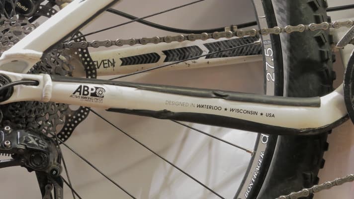   Das Spezial-Klebeband trägt auf der Kettenstrebe nicht dick auf.