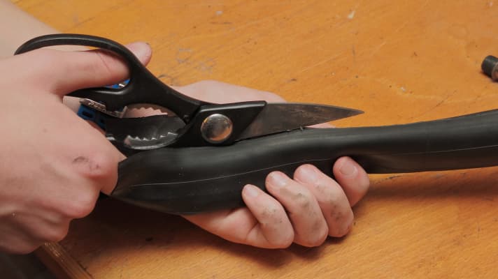   Die günstigste Lösung zum selbstgebauten Kettenstrebenschutz: ein alter Fahrradschlauch.