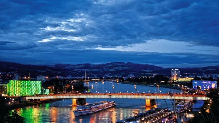   Panorama: Linz in the evening.