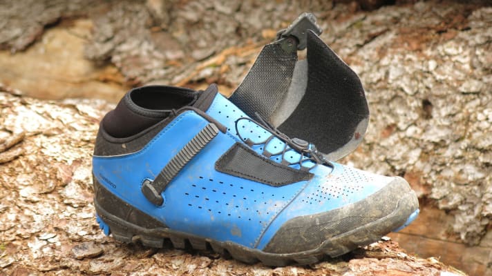 The combination of fasteners secures the foot firmly in the shoe.