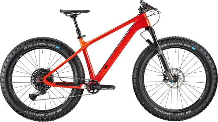 An das Preis-Leistungs-Verhältnis von Versender Canyon kommt bei den Fatbikes kein Hersteller dran: Das <a href="https://www.canyon.com/de-de/mountain-bikes/fat-bikes/dude/dude-cf-9.0-trail/2465.html?dwvar_2465_pv_rahmenfarbe=RD%2FOG&dwvar_2465_pv_rahmengroesse=S" target="_blank" rel="noopener noreferrer nofollow">Dude CF 9.0</a>  kostet 2999 Euro und bietet dafür einen Carbon-Rahmen, eine Manitou Mastodon-Federgabel sowie eine Vario-Sattelstütze. Das Gesamtgewicht von 13,8 Kilo geht angesichts der Ausstattung total in Ordnung.