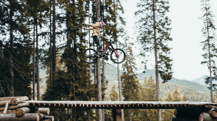   Elias Schwärzler flies through the <a href="https://www.bike-magazin.de/freeride/reise/newcomer-bikepark-brandnertal" target="_blank" rel="noopener noreferrer nofollow">Bikepark Brandnertal</a> in Vorarlberg in "My Dreamgirl 2". 