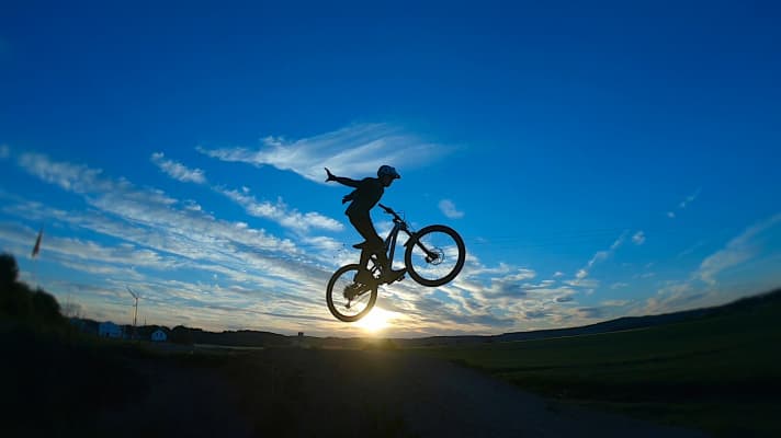   Niclas Rolke: Sunset session! There's always something new to try out at <a href="https://www.bike-magazin.de/tag/pumptrack" target="_blank" rel="noopener noreferrer nofollow">Pumptracks</a>.