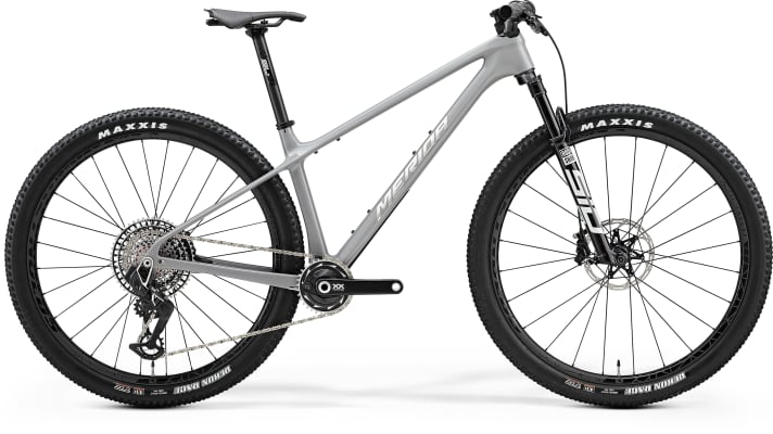 The top model Merida Big.Nine 10K is not stingy with equipment highlights and, in addition to the new Rockshox Sid SL Ultimate, comes with carbon wheels and the Sram XX Eagle SL Transmission groupset.