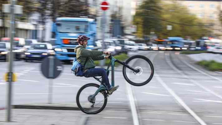 Expensive sports equipment can also be financed through leasing. This brings clear advantages due to a special regulation in tax law. Whether the bike is actually used for commuting to work is completely irrelevant.
