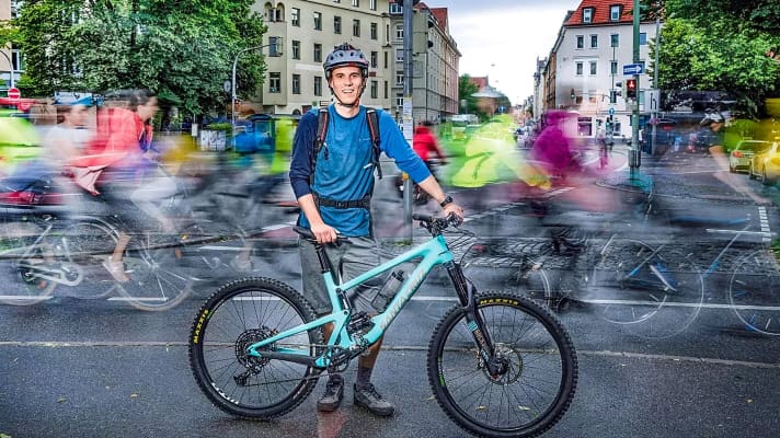 Unter der Woche ins Büro, am Wochenende in die Berge: das Fahrrad liegt voll im Trend. Dank Dienstrad-Leasing können sich auch Normalverdiener teure Räder leisten.