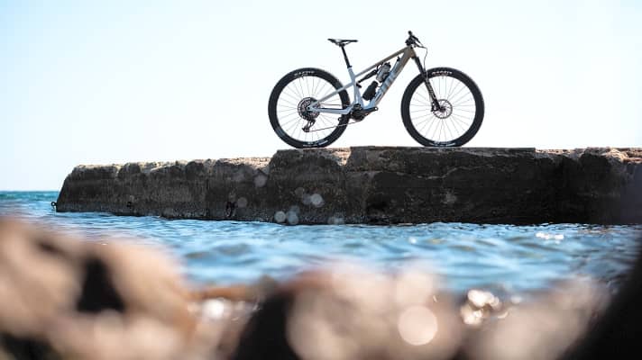 Reduced suspension travel, racy character: the BMC Fourstroke AMP LT