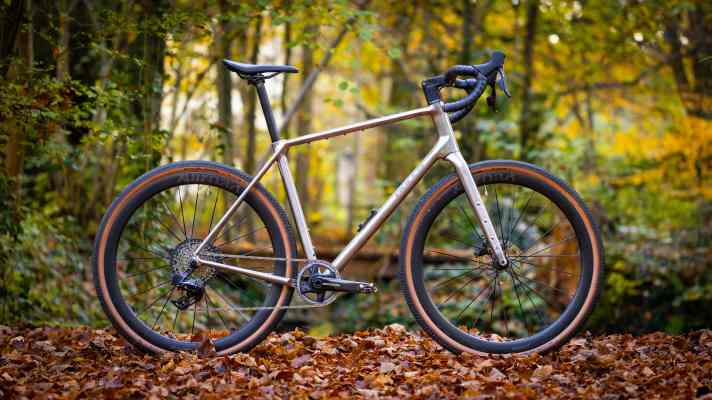 The Bulls Machete Ti comes with only the finest parts, the elegant titanium frame with its seamless shapes is reminiscent of a carbon frame. The bike will be available in a limited edition of 100 from May and costs 5999 euros.