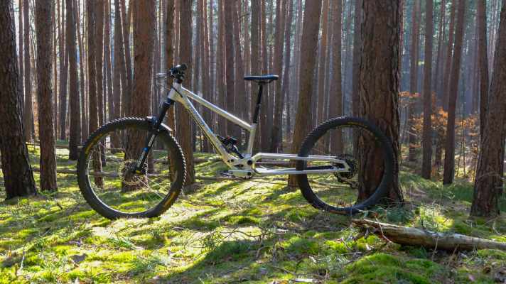 Crossworx does not reveal anything about the wheelbase - but there is probably no bike rack for it yet.