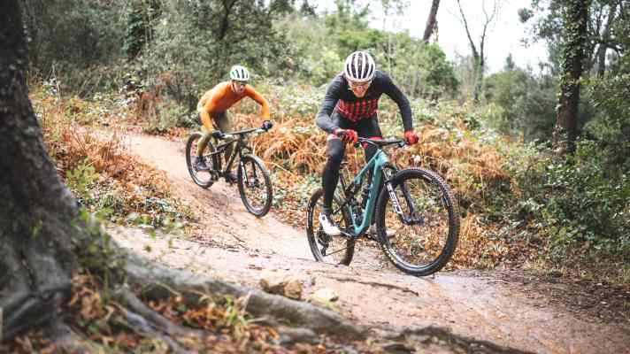 Auf Messers Schneide: Nur ein Gramm Rahmengewicht und ein Euro Anschaffungspreis trennen das Giant Anthem Advanced SL 0 und das Yeti ASR T3 voneinander.