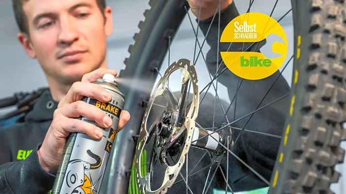 If the brakes only squeal when braking, the pads or, as in the picture, the brake disc are usually contaminated. We show you how to get rid of the squeaking.