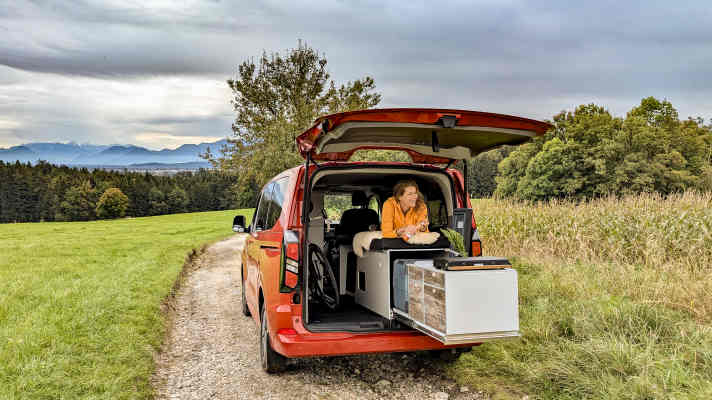 Wer den Van als Wohnmobil zulassen möchte, um bei der Kfz-Versicherung zu sparen, muss bestimmte Einrichtungsgegenstände fest verbauen. Fertig konfigurierte Elemente, hier von VanEssa, helfen beim Umbau in Eigenregie.
