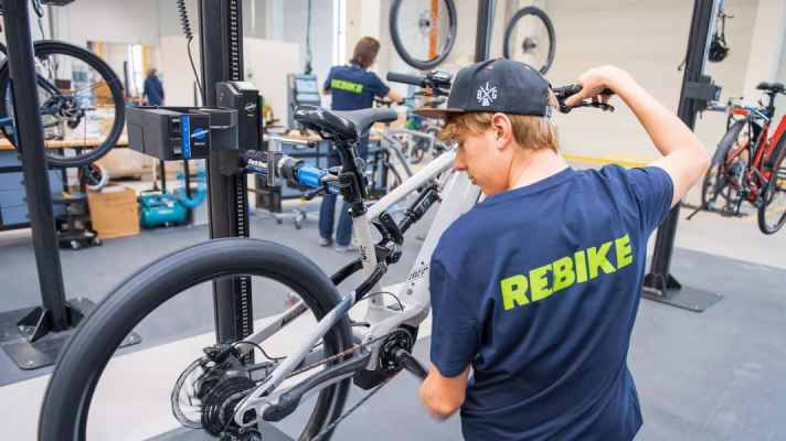 Professional refurbishers such as Rebike, Jobrad Loop or Velio offer refurbished used bikes, usually leasing returns, with a guarantee.