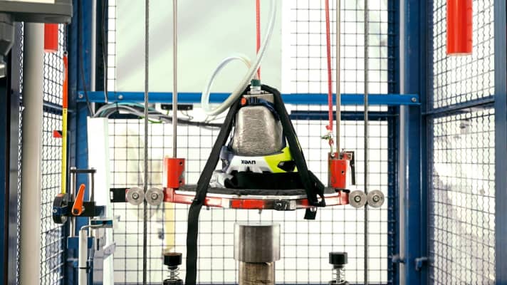 Die Produkte werden im eigenen Prüflabor laufend harten Bruch- und Falltests ausgesetzt.