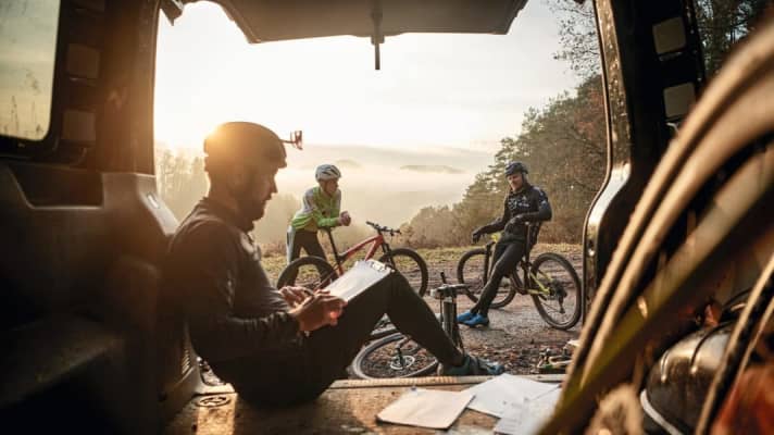 As long as Bulls is not present, Karl Platt (right) is also a welcome guest at the BIKE race bike tests.