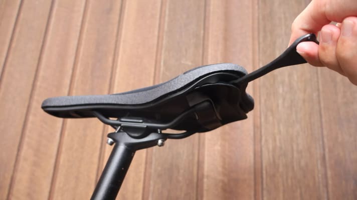 Mithilfe eines kleinen Hebels wird das Polster auf die Basis aufgezogen.