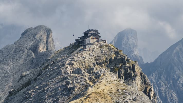 The Nuvolau hut sits enthroned above the Averau hut on a rocky peak. The view from up there is hard to put into words. Let alone in a picture!