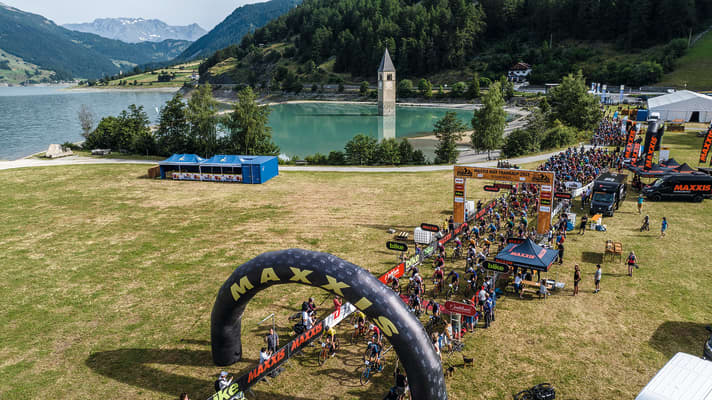 Start zur zweiten Etappe am Reschensee: Bei der Auftakt-Etappe am Tag zuvor fiel Tester Henri Lesewitz ein Mahlgeräusch auf, das offenbar vom Antrieb stammte. Die Ursache war im Ziel in Livigno schnell gefunden: Das Schaltwerk stand nicht korrekt.