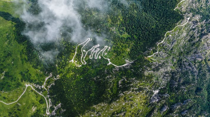 Endless serpentines in an enchanting landscape: The BIKE Transalp leads through the most beautiful sports arena in the world and offered perfect testing conditions.