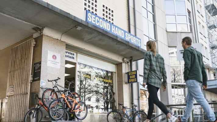 Expertise is required when buying second-hand, especially with e-bikes. Buying second-hand privately is not recommended for beginners. Second-hand shops are a safer alternative.