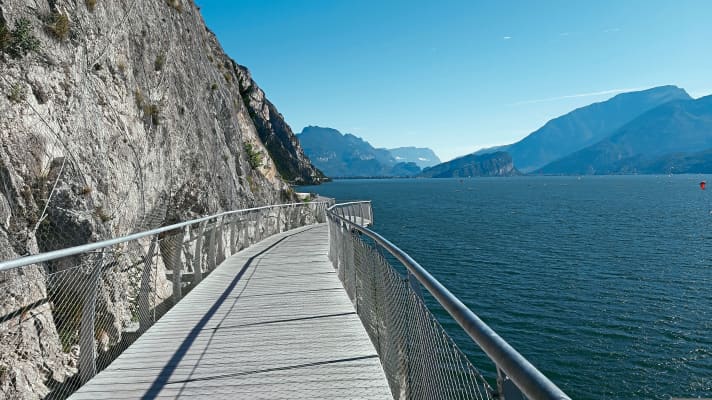 Spectacular: the "suspended cycle path" near Limone on the west bank.