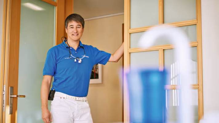 Dr. Siegfried Marquardt ist als Sportzahnarzt Experte für die Bedeutung gesunder Zähne beim Biken.