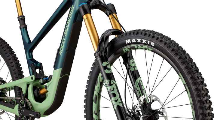 Top for shuttle rides: The down tube of the Rocky Mountain Altitude 2024 is comprehensively protected by generous protectors.