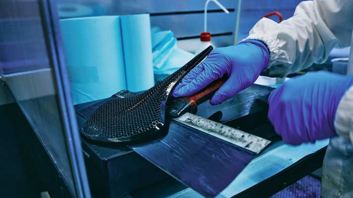 Fizik, Selle Italia and Specialized saddles are produced with Carbon printers using the stereolithography process (SLA). Fresh from the printer, the pads are still very soft and have to be cured under UV light