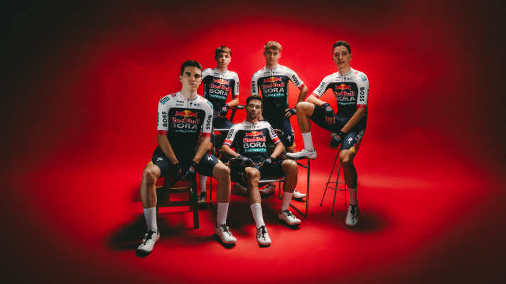 Les hommes de Primoz Roglic reçoivent leurs maillots 2025 de Specialized
