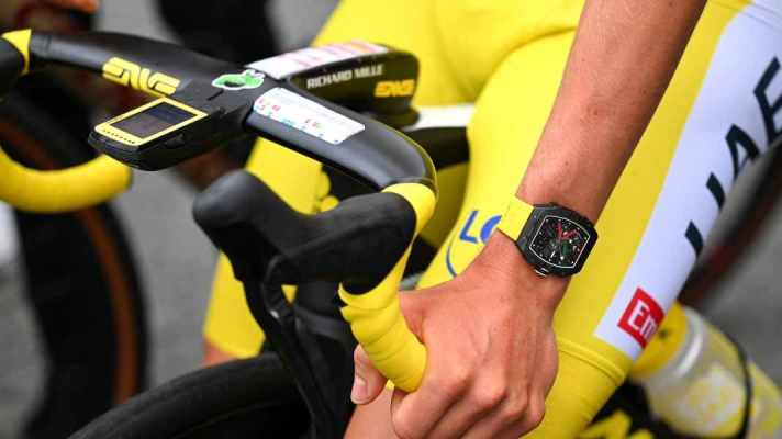 Passend zum Gelben Trikot: Die Richard Mille Luxusuhr von Tadej Pogačar. Ihr Preis liegt bei 340.000 Euro