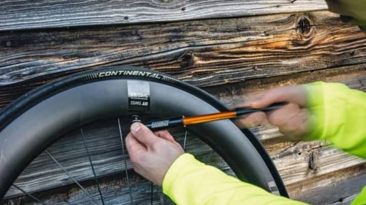 Gonfler un pneu de vélo de course après une crevaison