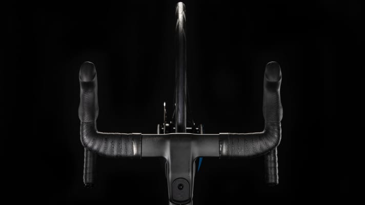   Pas d'enchevêtrement de câbles : comme tous les modèles aéro, Cube mise sur un cockpit entièrement intégré pour le Litening C:68X.