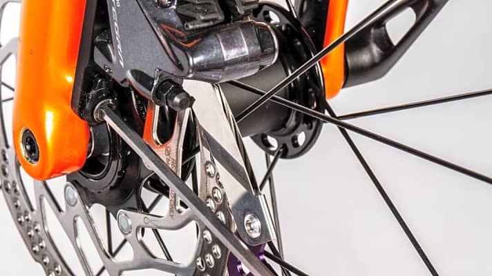 Mit wenigen Handgriffen richten Sie die Bremse am Rennrad richtig aus. Wir zeigen im Video, wie es geht.